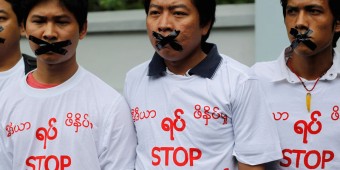 Journalists protest in front of Myanmar Peace Center where Myanmar's President Thein Sein is meeting with Myanmar's film stars, in Yangon July 12, 2014. Four journalists and a newspaper boss were sentenced in Myanmar on July 10, 2014 to 10 years' jail with hard labour for reporting about an alleged chemical weapons factory, legal and media sources said. REUTERS/Soe Zeya Tun